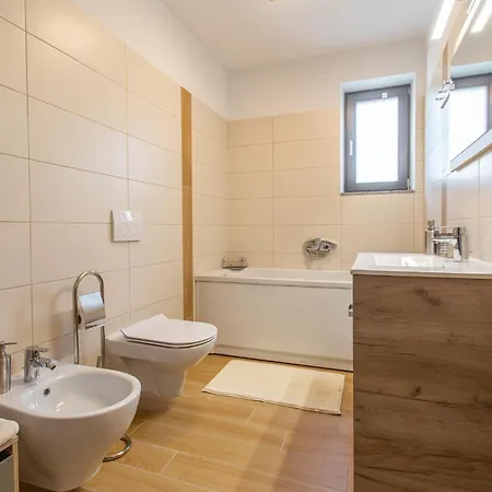 3 Bedroom Lovely Home In Divaca Divača
