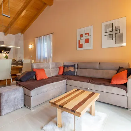 3 Bedroom Lovely Home In Divaca