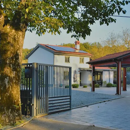 3 Bedroom Lovely Home In Divaca Divača