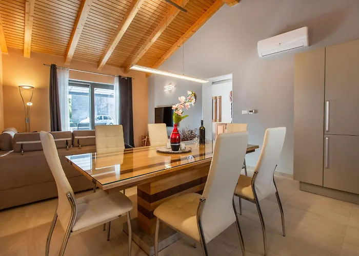 Casa vacanze 3 Bedroom Awesome In Divača