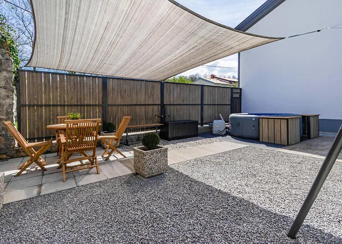 3 Bedroom Awesome In * Divača